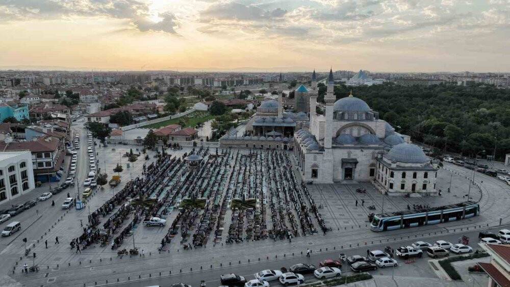 Konya'da binlerce kişi bayram namazında Mevlana Meydanı’nı doldurdu