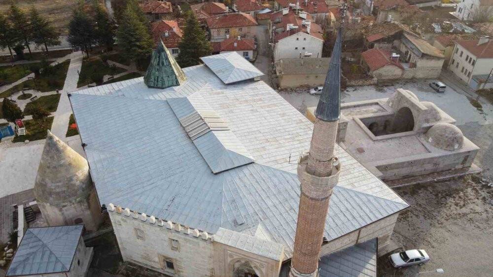 7 asırlık camideki ahşap direkleri koruduğuna inanılan ’karlık’ ziyaretçilerin ilgisini çekiyor