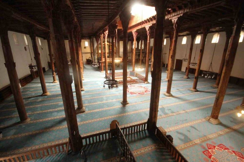 7 asırlık camideki ahşap direkleri koruduğuna inanılan ’karlık’ ziyaretçilerin ilgisini çekiyor