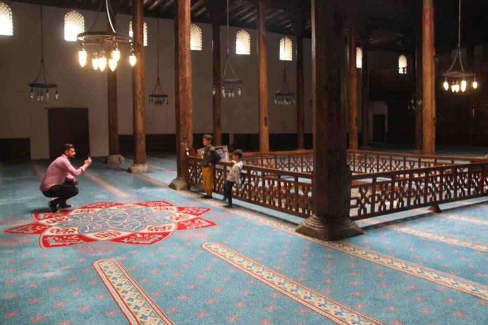 7 asırlık camideki ahşap direkleri koruduğuna inanılan ’karlık’ ziyaretçilerin ilgisini çekiyor