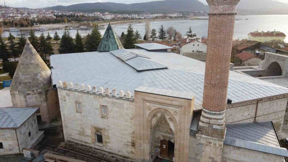 7 asırlık camideki ahşap direkleri koruduğuna inanılan ’karlık’ ziyaretçilerin ilgisini çekiyor
