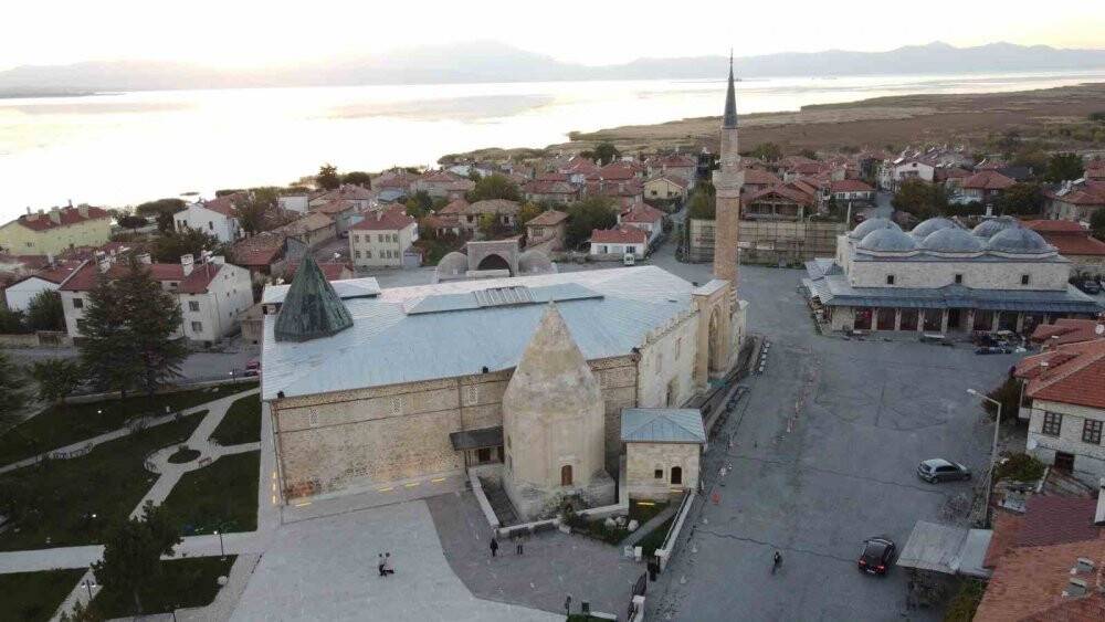 7 asırlık camideki ahşap direkleri koruduğuna inanılan ’karlık’ ziyaretçilerin ilgisini çekiyor