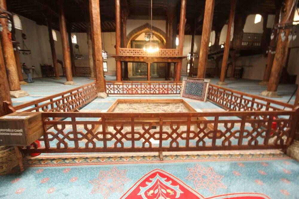 7 asırlık camideki ahşap direkleri koruduğuna inanılan ’karlık’ ziyaretçilerin ilgisini çekiyor