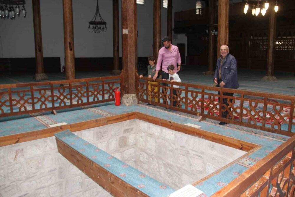 7 asırlık camideki ahşap direkleri koruduğuna inanılan ’karlık’ ziyaretçilerin ilgisini çekiyor
