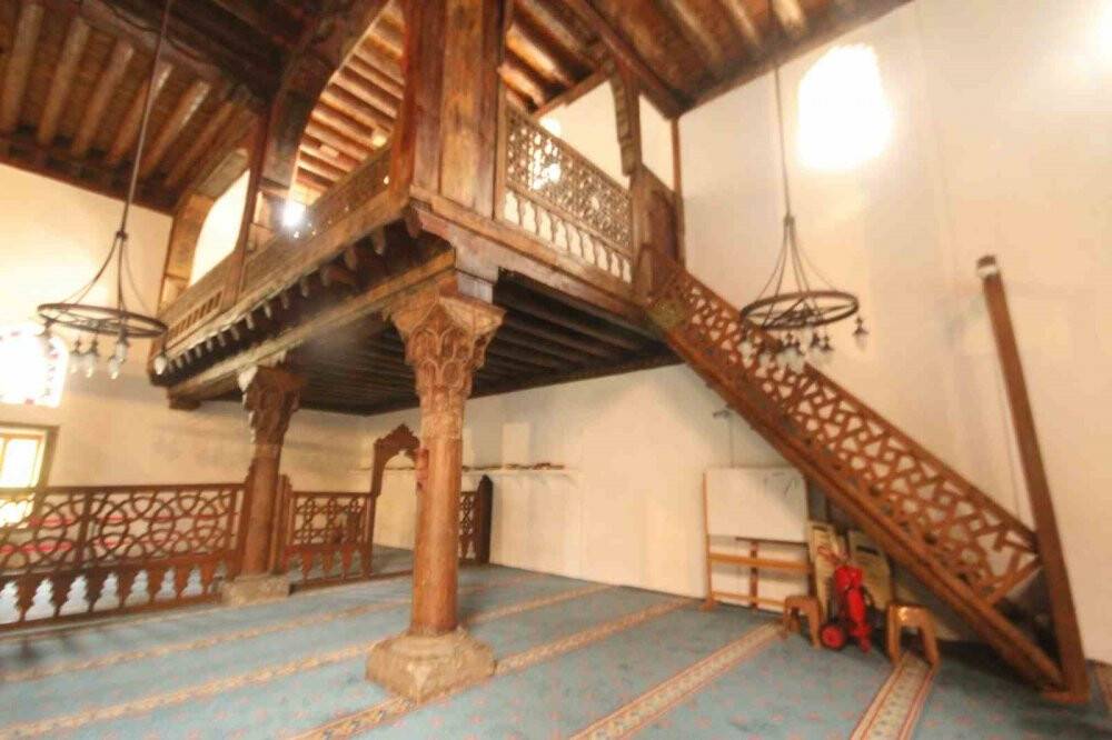 7 asırlık camideki ahşap direkleri koruduğuna inanılan ’karlık’ ziyaretçilerin ilgisini çekiyor