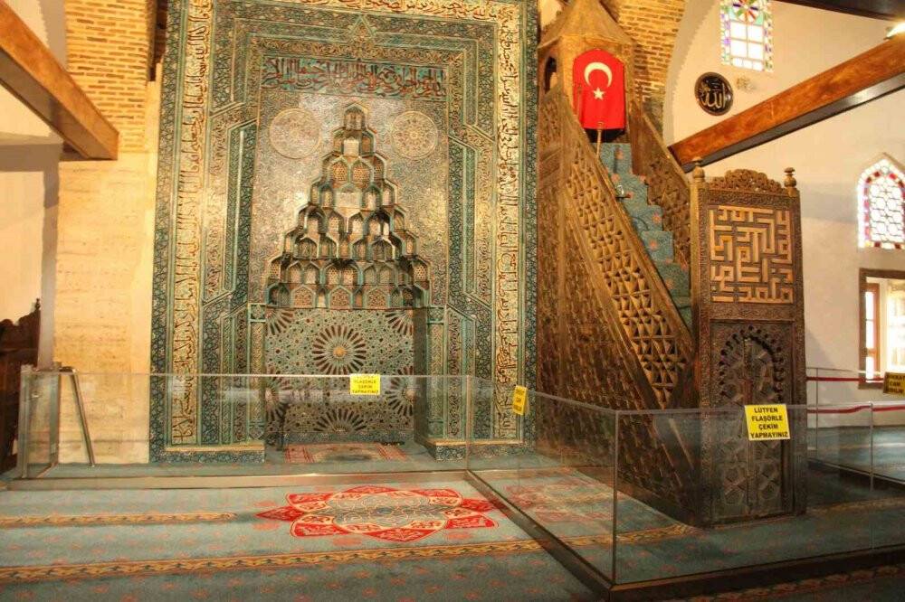 7 asırlık camideki ahşap direkleri koruduğuna inanılan ’karlık’ ziyaretçilerin ilgisini çekiyor