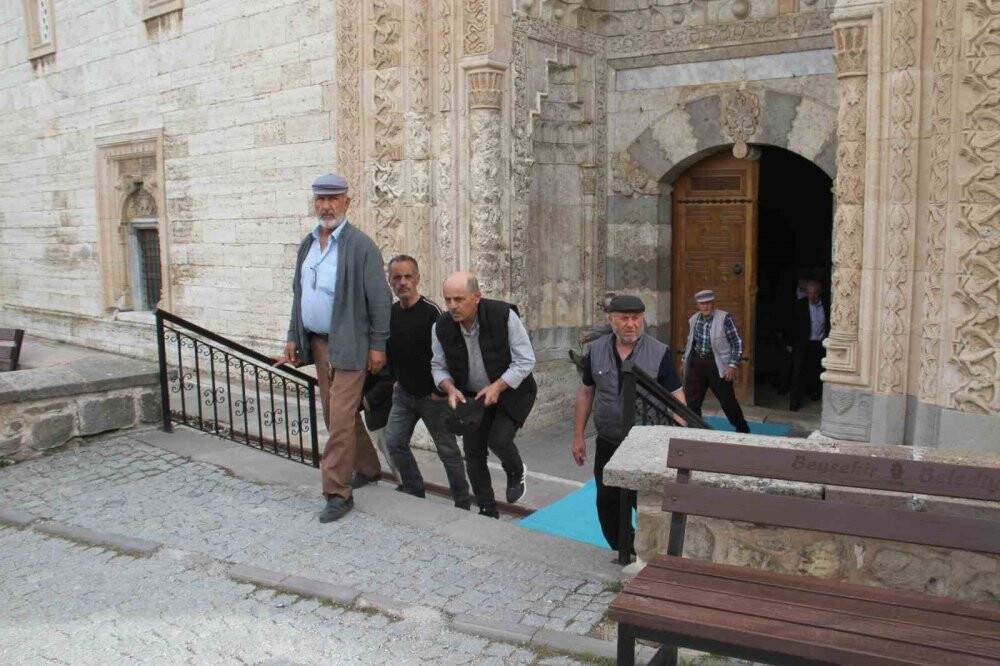7 asırlık camideki ahşap direkleri koruduğuna inanılan ’karlık’ ziyaretçilerin ilgisini çekiyor
