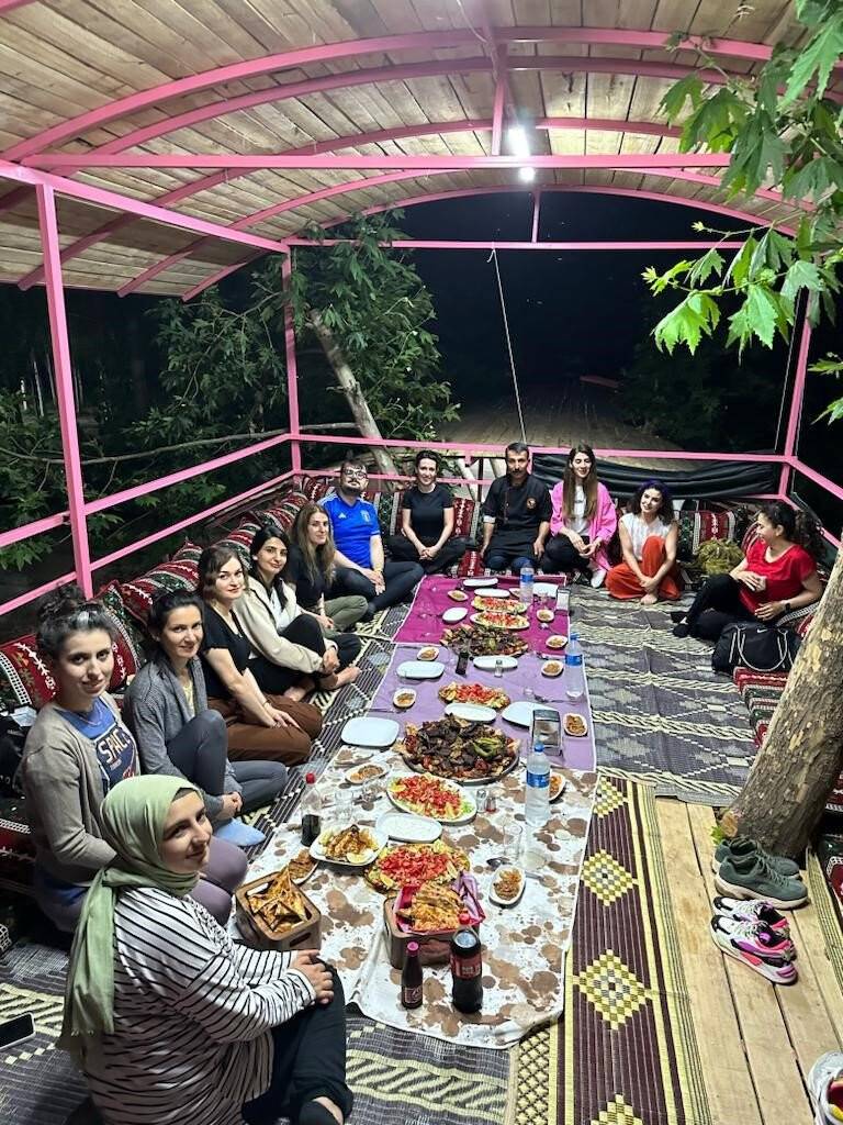 Beyazsu mesire alanında araç kuyruğu 20 kilometreyi aştı