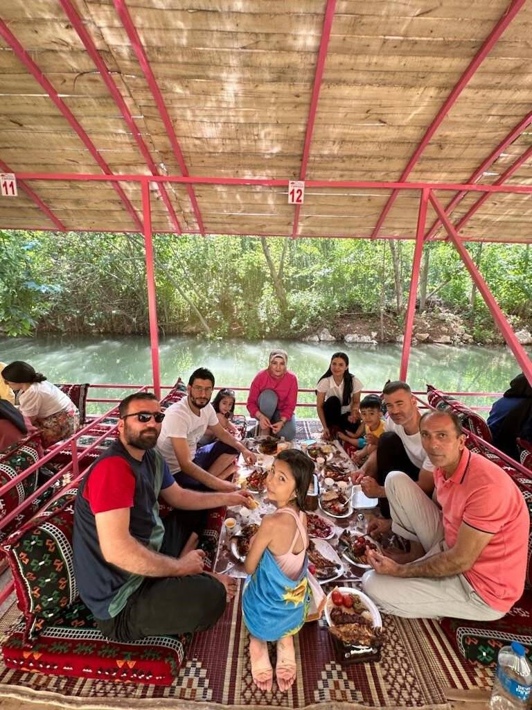 Beyazsu mesire alanında araç kuyruğu 20 kilometreyi aştı