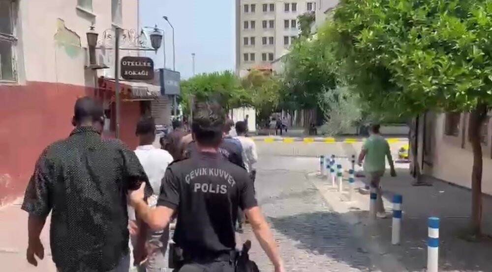İzmir'de düzensiz göçmen operasyonu: 109 kişi yakalandı