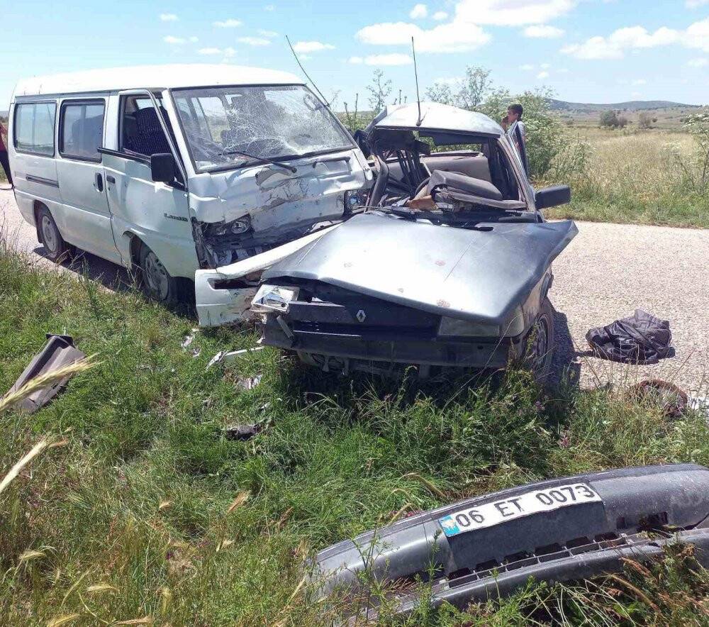 Kamyonetle otomobilin çarpıştığı kazada 3 kişi yaralandı