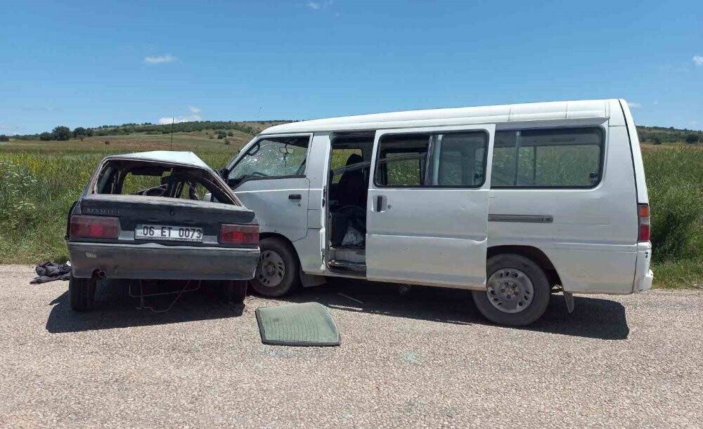 Kamyonetle otomobilin çarpıştığı kazada 3 kişi yaralandı