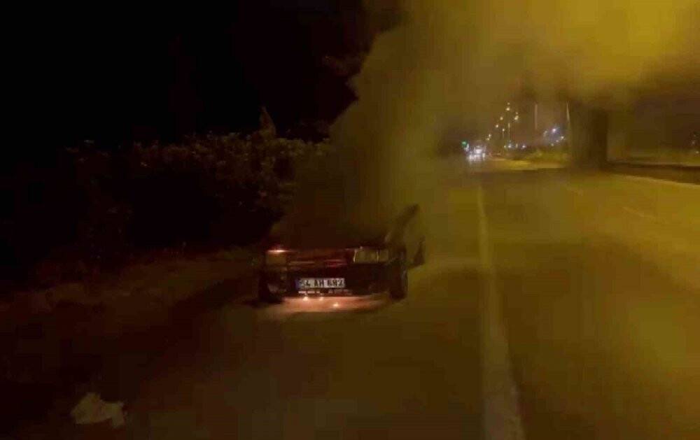 Otomobilinin yanışını çaresizce izledi