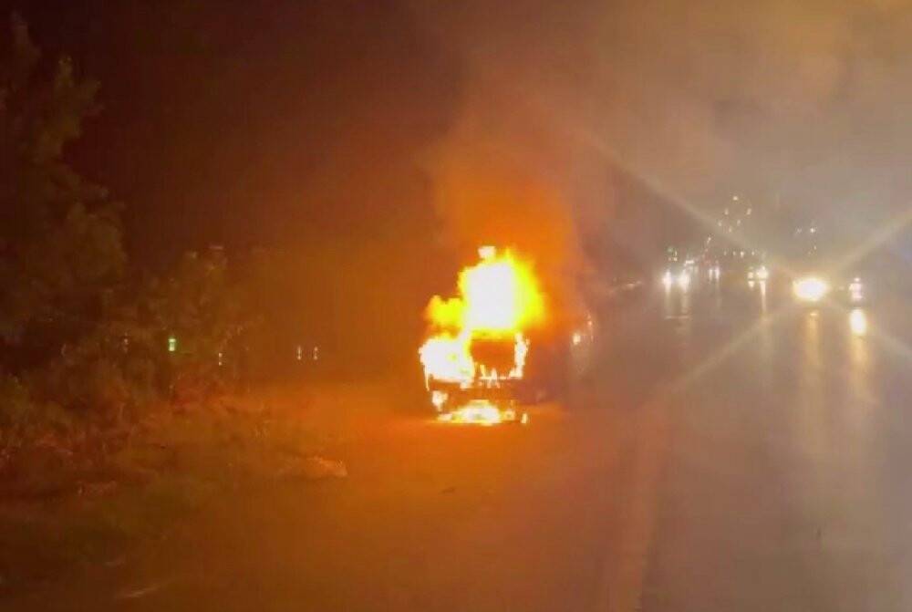 Otomobilinin yanışını çaresizce izledi