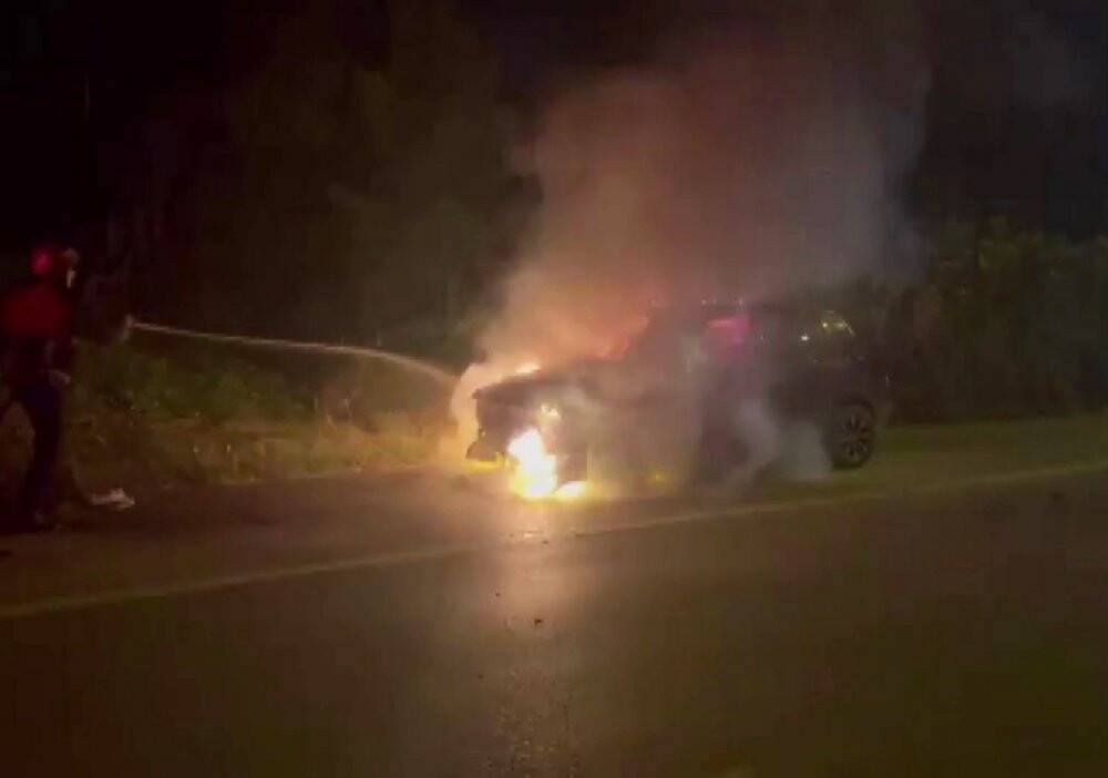 Otomobilinin yanışını çaresizce izledi