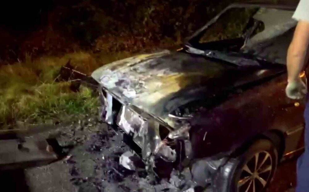 Otomobilinin yanışını çaresizce izledi