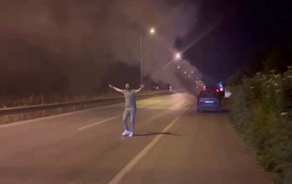 Otomobilinin yanışını çaresizce izledi