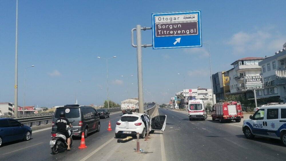 Antalya’da otomobil bariyere ok gibi saplandı