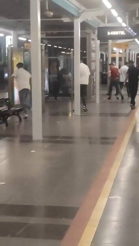 Metro istasyonunda yumruklar havada uçuştu