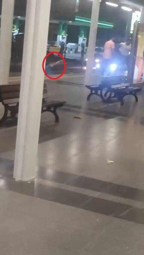 Metro istasyonunda yumruklar havada uçuştu