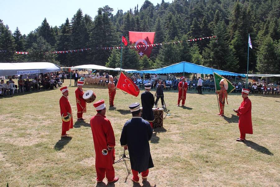 aa-20230702-31571800-31571794-yalihuyuk-geleneksel-yayla-senligi-coskulu-gecti.jpg