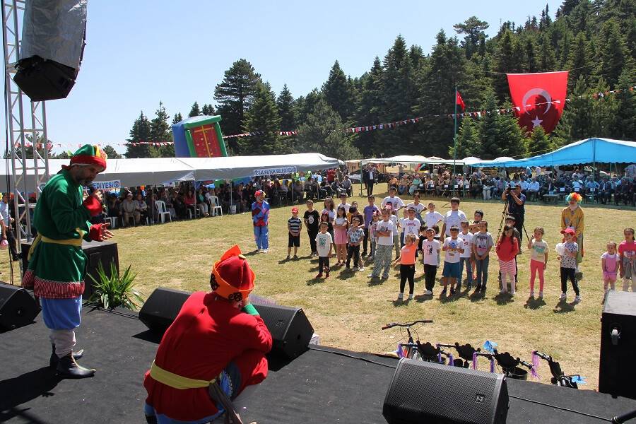 aa-20230702-31571800-31571795-yalihuyuk-geleneksel-yayla-senligi-coskulu-gecti.jpg