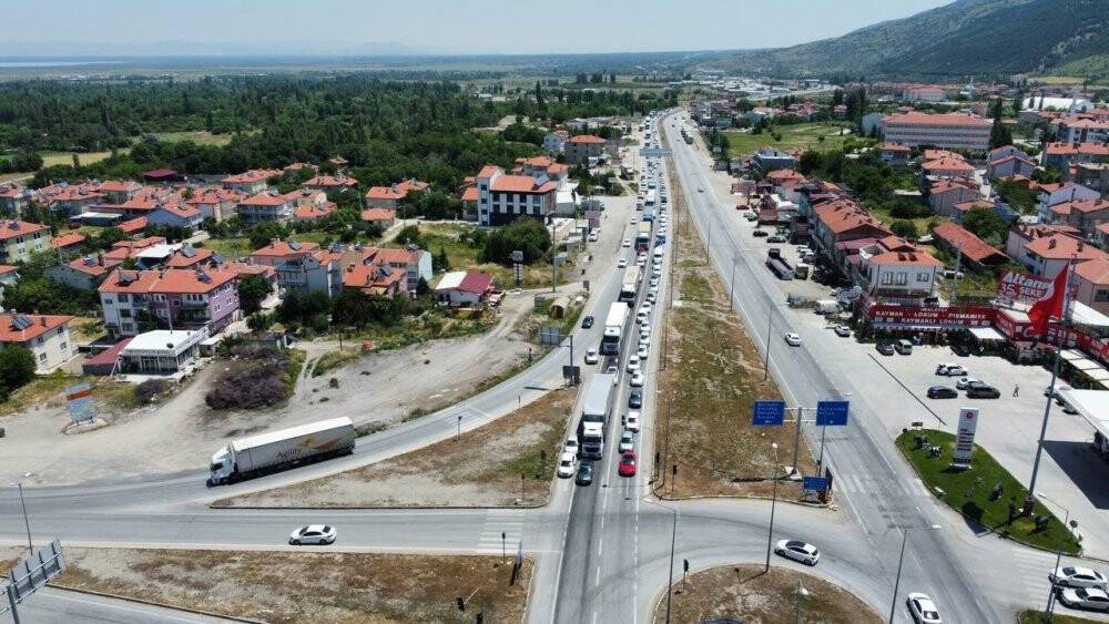 Afyonkarahisar-Konya karayolunda tatilcilerin dönüş yoğunluğu başladı