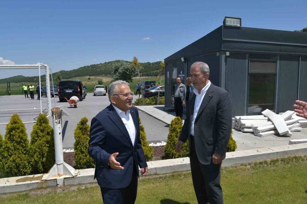 Akar ile Büyükkılıç, Erciyes Yüksek İrtifa Kamp Merkezi’nde incelemelerde bulundu