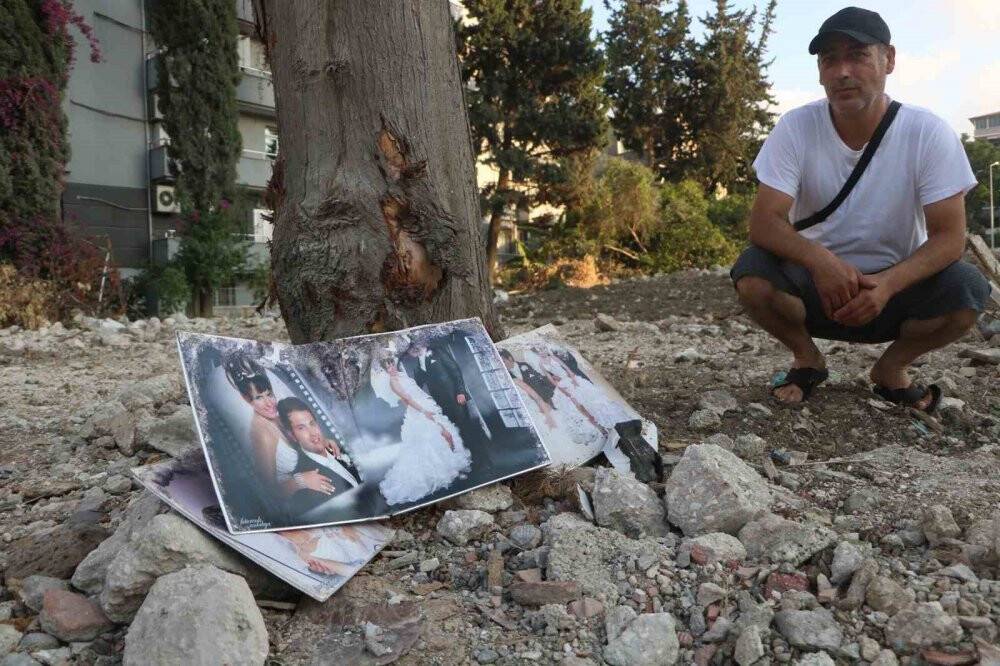 Enkazdan geriye kalan fotoğraf duygulandırdı