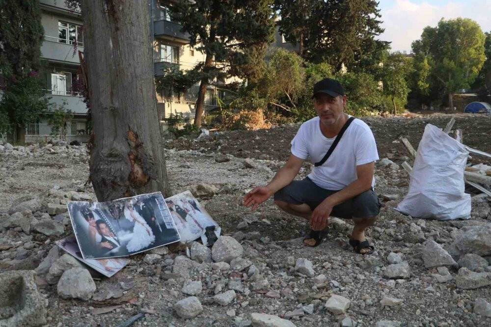 Enkazdan geriye kalan fotoğraf duygulandırdı