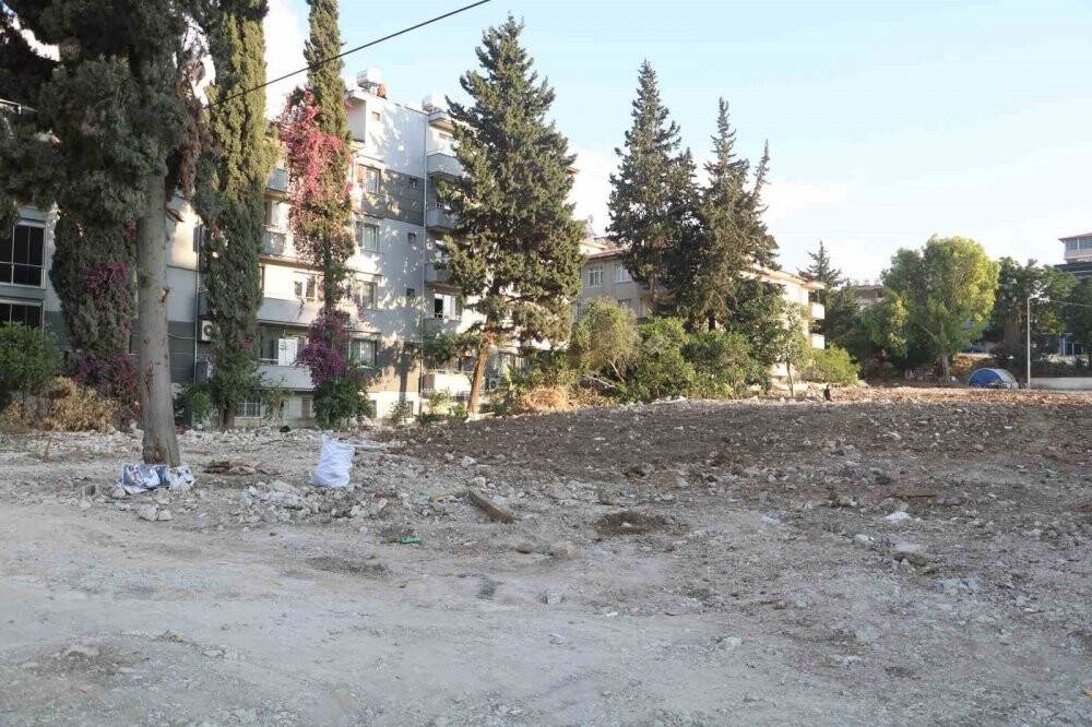 Enkazdan geriye kalan fotoğraf duygulandırdı