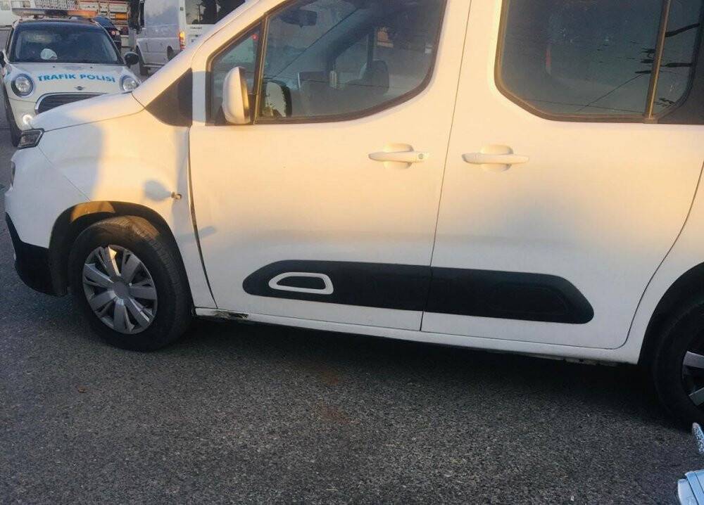 Motosiklet ile hafif ticari araç çarpıştı: 3 yaralı