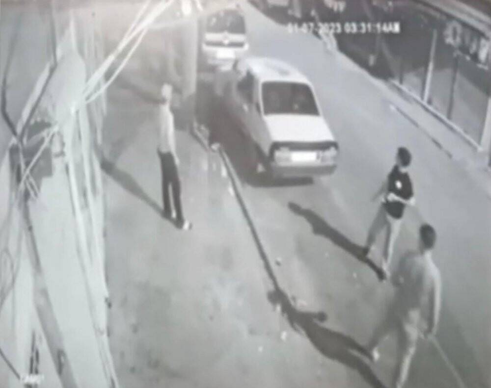 Otomobilin kapısını açıp içindeki malzemeleri çaldılar