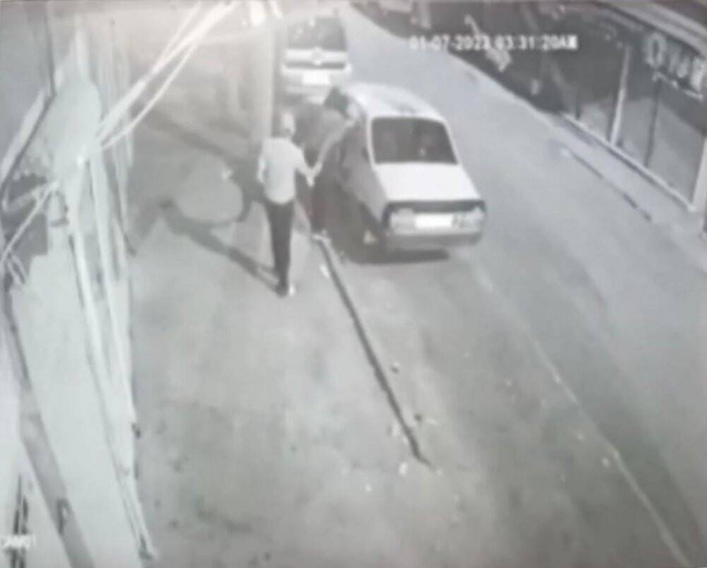 Otomobilin kapısını açıp içindeki malzemeleri çaldılar