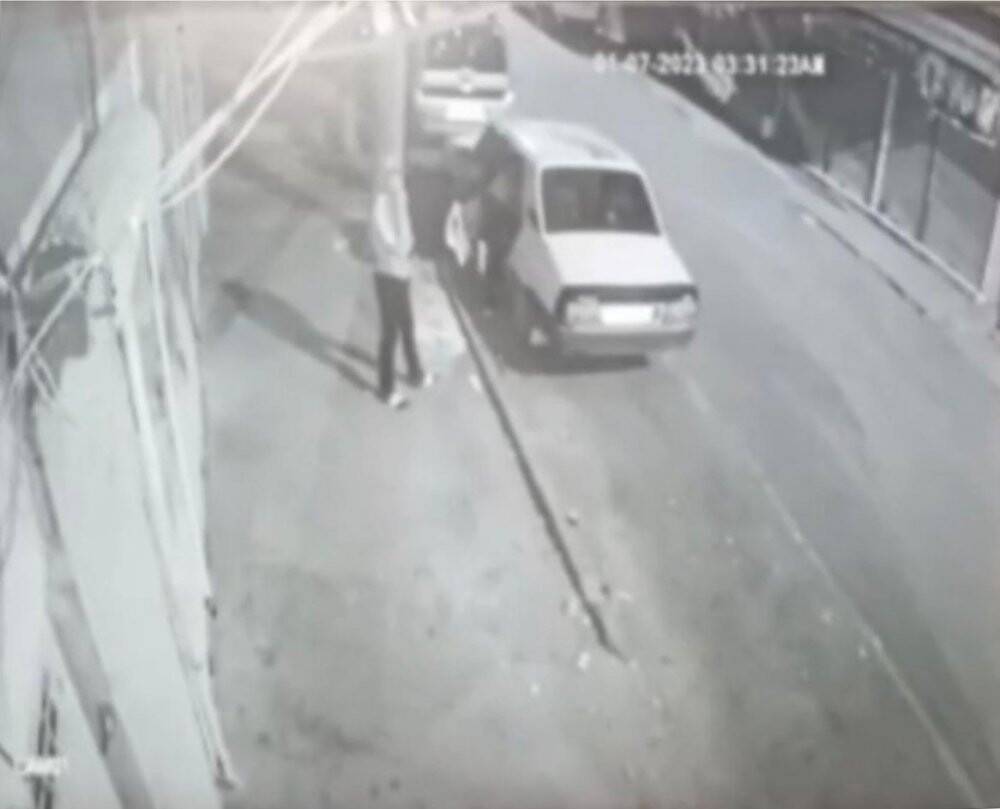 Otomobilin kapısını açıp içindeki malzemeleri çaldılar