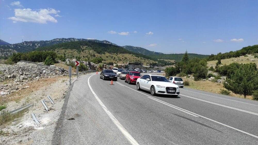 Tatil dönüşü Antalya-Konya Kara Yolu'nda trafik yoğunluğu