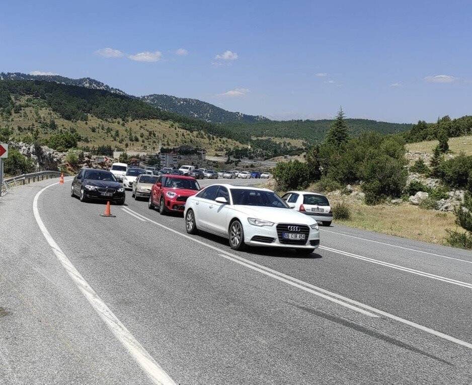 Tatil dönüşü Antalya-Konya Kara Yolu'nda trafik yoğunluğu