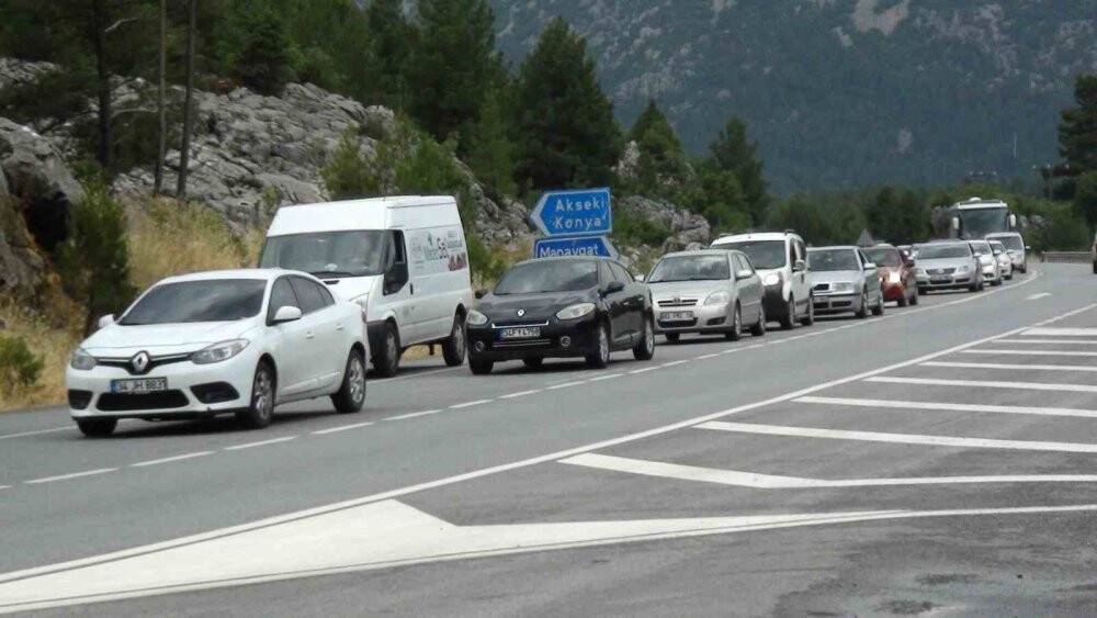Tatil dönüşü Antalya-Konya Kara Yolu'nda trafik yoğunluğu