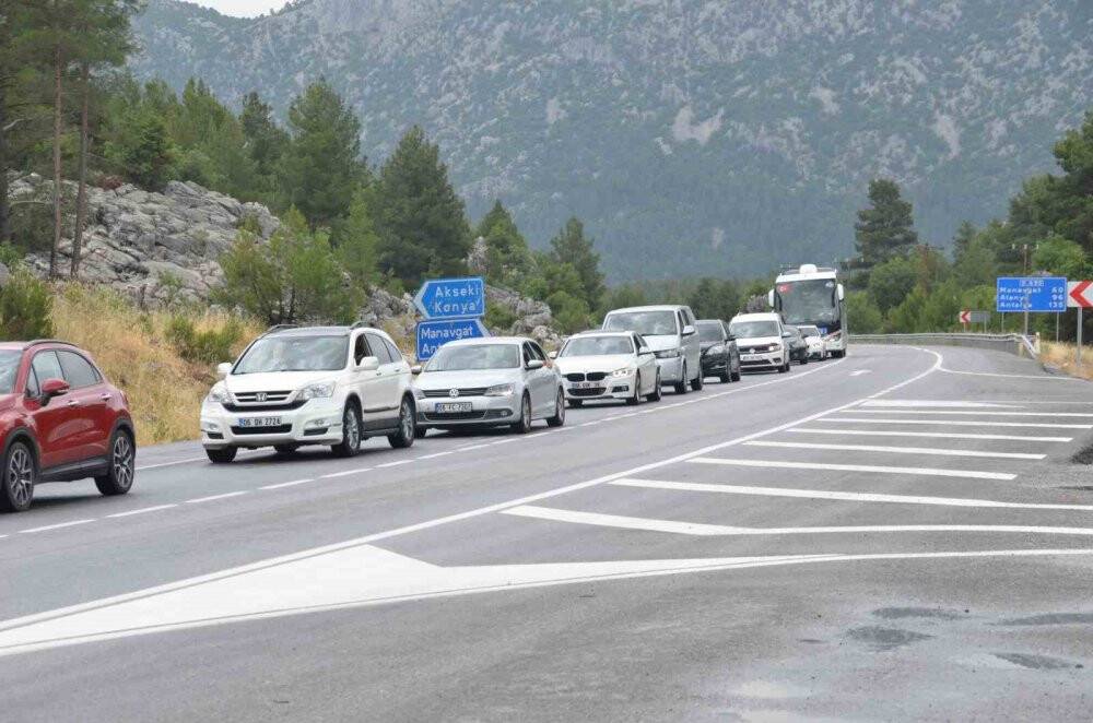 Tatil dönüşü Antalya-Konya Kara Yolu'nda trafik yoğunluğu