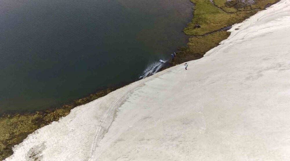 Temmuz ayında kayak yaparak gölün üzerinden geçti