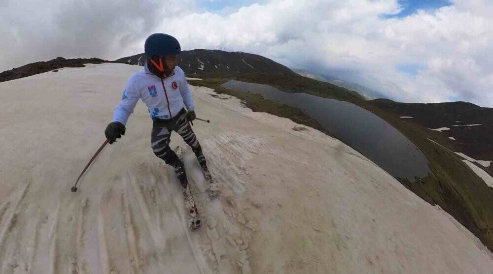 Temmuz ayında kayak yaparak gölün üzerinden geçti
