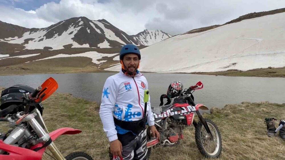 Temmuz ayında kayak yaparak gölün üzerinden geçti