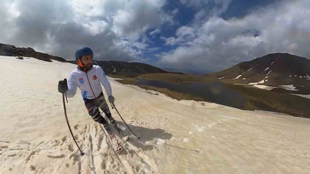 Temmuz ayında kayak yaparak gölün üzerinden geçti