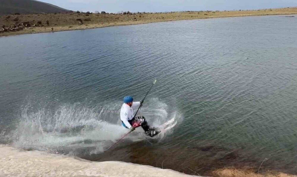 Temmuz ayında kayak yaparak gölün üzerinden geçti