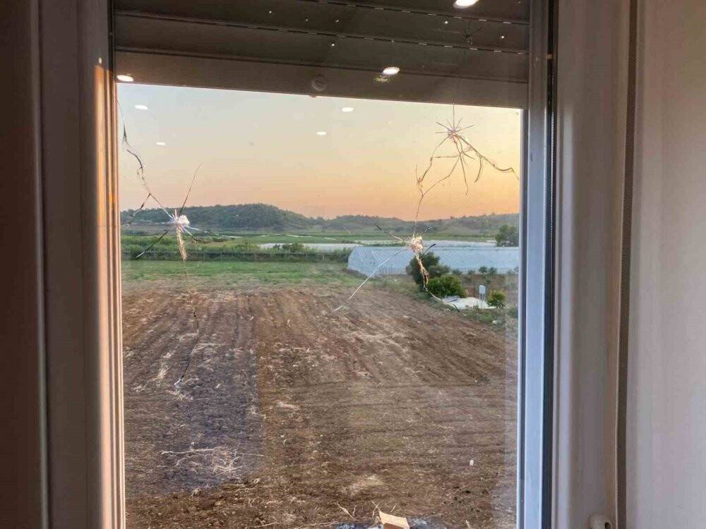 2 çocuk annesi kadın, sabaha karşı evine yapılan pompalı tüfekli saldırıda dehşeti yaşadı