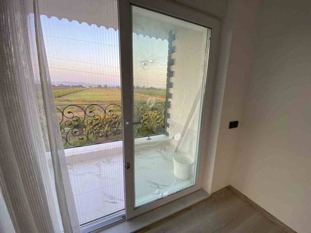 2 çocuk annesi kadın, sabaha karşı evine yapılan pompalı tüfekli saldırıda dehşeti yaşadı