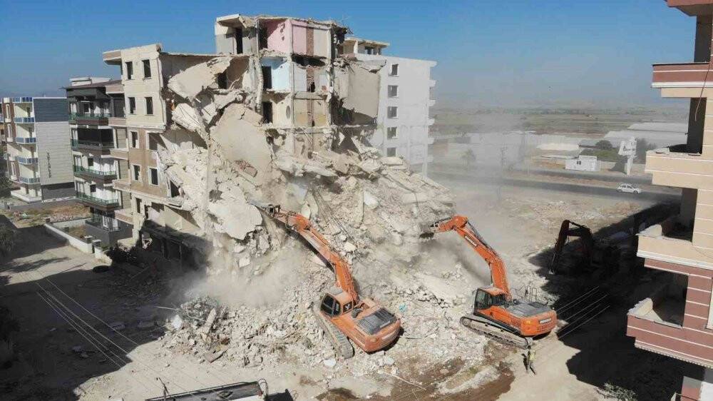 Enkaz kentte bayram tatilinin ardından iş makinası sesleri duyulmaya başladı