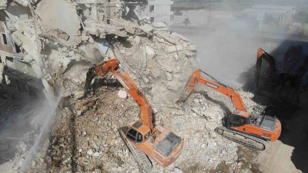Enkaz kentte bayram tatilinin ardından iş makinası sesleri duyulmaya başladı