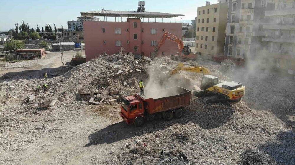 Enkaz kentte bayram tatilinin ardından iş makinası sesleri duyulmaya başladı
