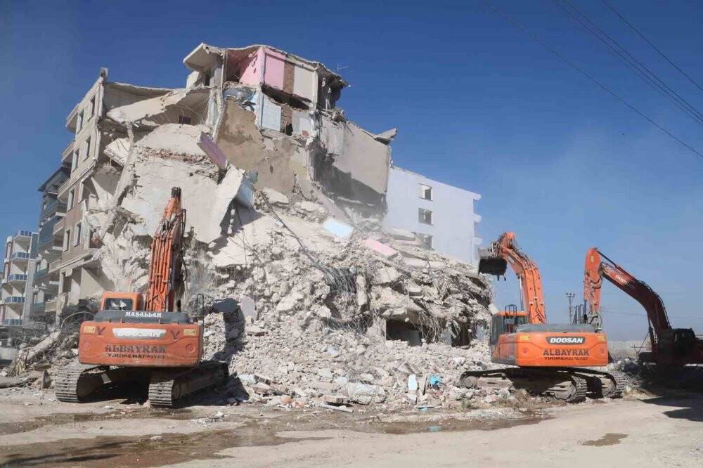 Enkaz kentte bayram tatilinin ardından iş makinası sesleri duyulmaya başladı